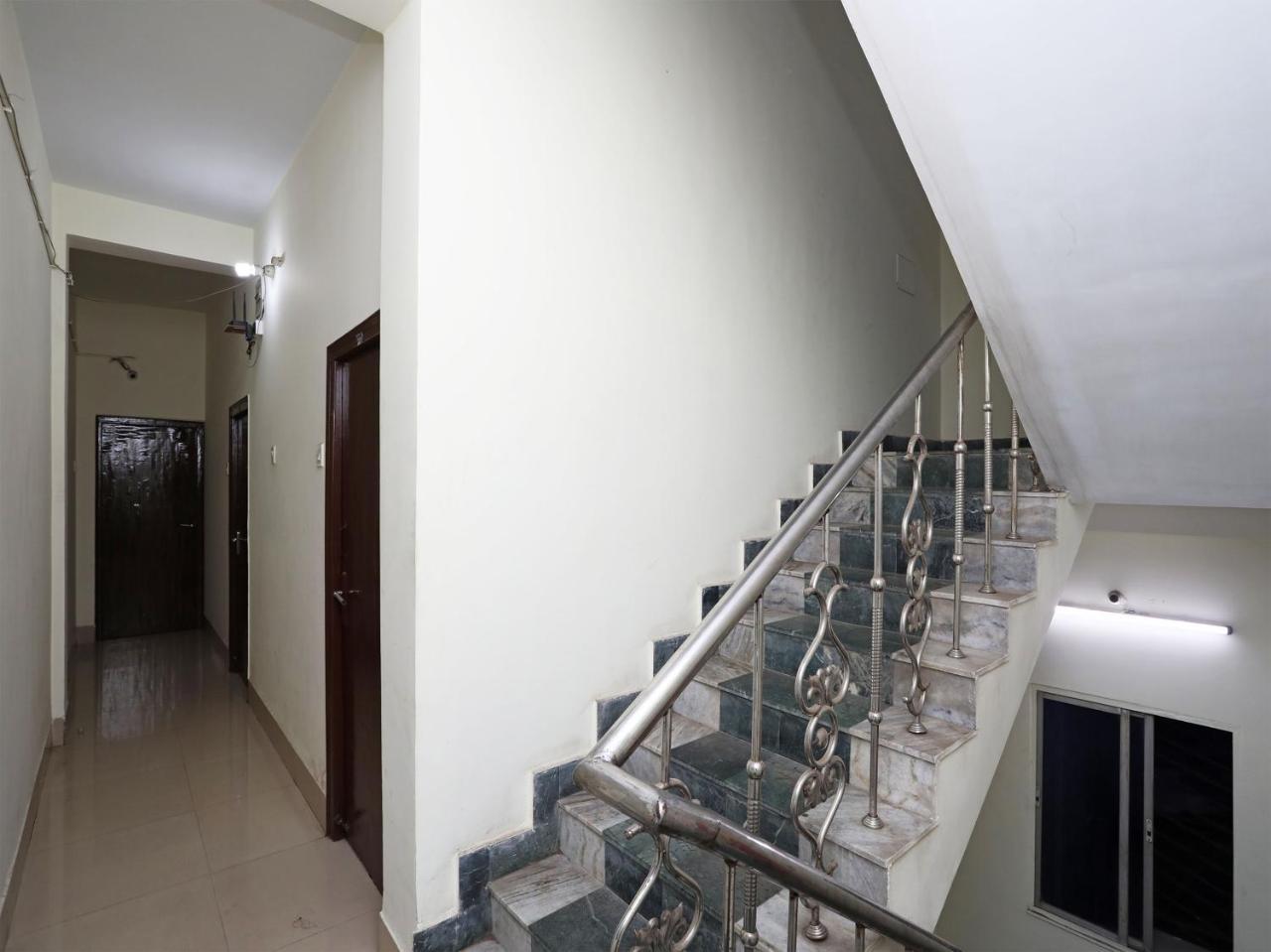 Oyo 13906 Vinita Inn Santragachi Kültér fotó